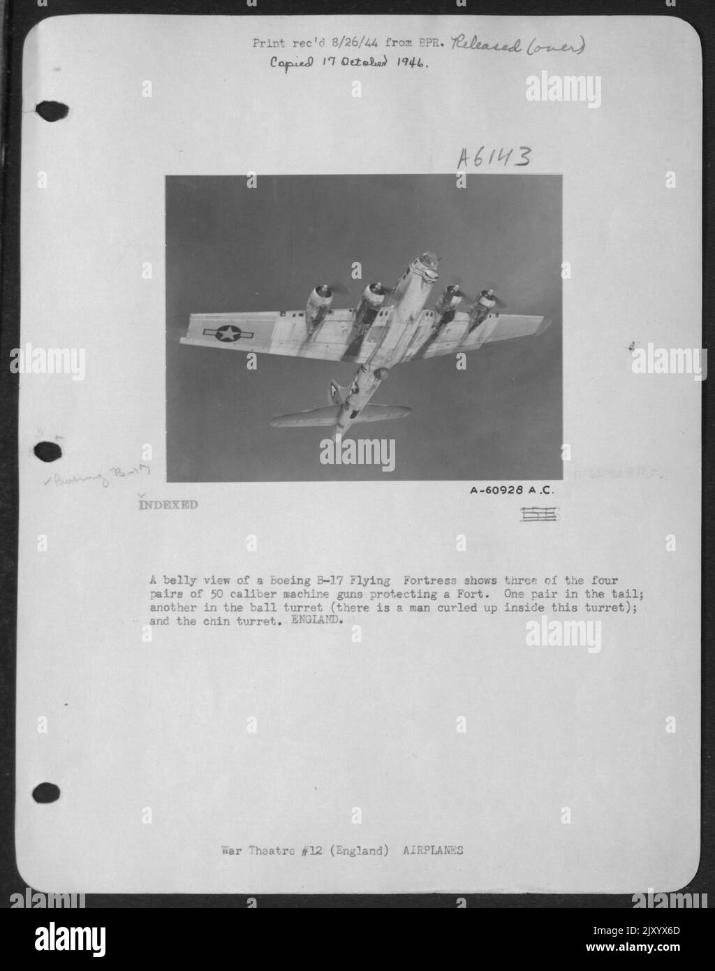 Une vue de ventre d'Un Boeing B-17 'Forteresse volante' montre trois des quatre paires de 50 mitrailleuses Caliber protégeant Un fort. Une paire dans la queue, une autre dans la tourelle à billes (il y A Un homme enroulé à l'intérieur de cette tourelle) et la tourelle à menton. Angleterre. Banque D'Images