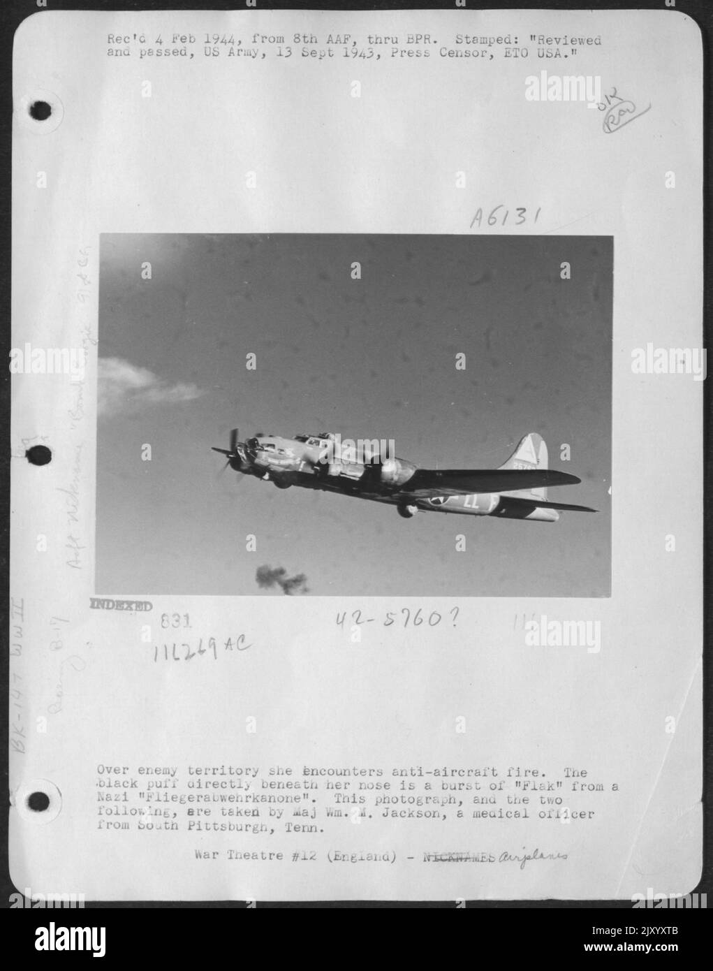 Au-dessus du territoire ennemi, elle rencontre un incendie anti-avion. La bouffée noire directement sous son nez est Une explosion de 'Flak' d'Un nazi 'Fliegerabwehrkanone'. Ce photgraphe, et les deux suivants, sont pris par le major Wm. M. Jackson, Médecin de l'hôpital Banque D'Images