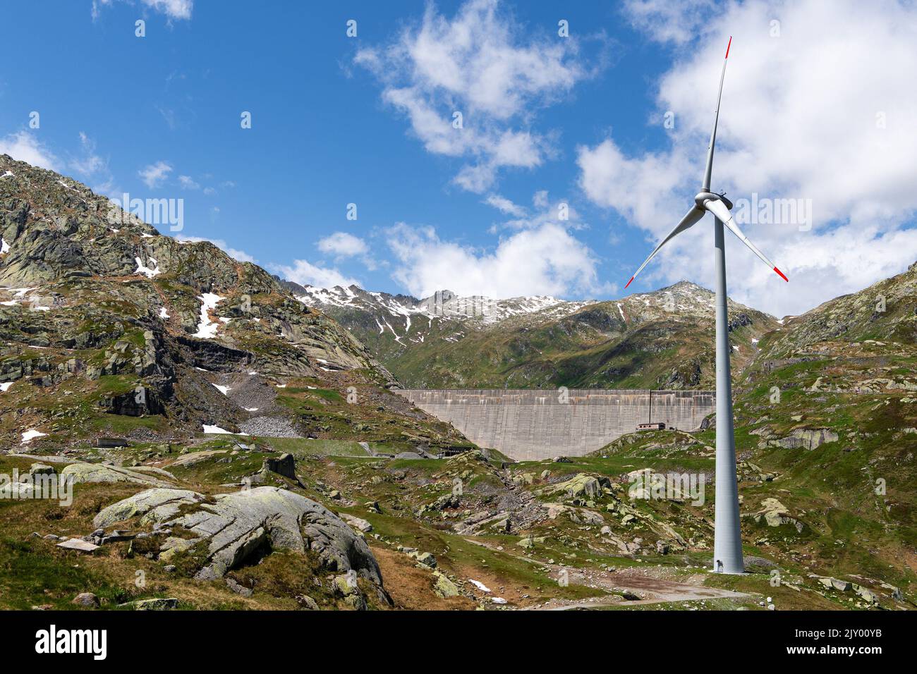 Éolienne et barrage Lucendro, barrage réservoir du lac Lucendro dans les Alpes suisses près du col Gotthard (Suisse) Banque D'Images