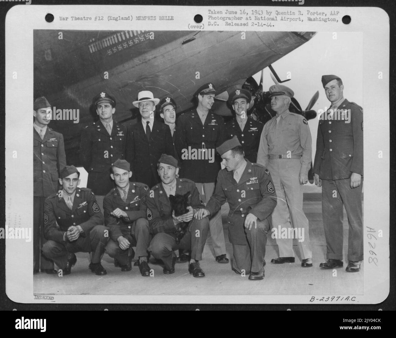 Membres de l'équipage de la 'Memphis Belle' en photo avec le secrétaire adjoint à la guerre, Robert Patterson et le général Henry H. Arnold, L. à R., rangée arrière : Sgt. Cecil N. Scott, capitaine James A. Verinia, secrétaire adjoint à la guerre, Robert Patterson Banque D'Images