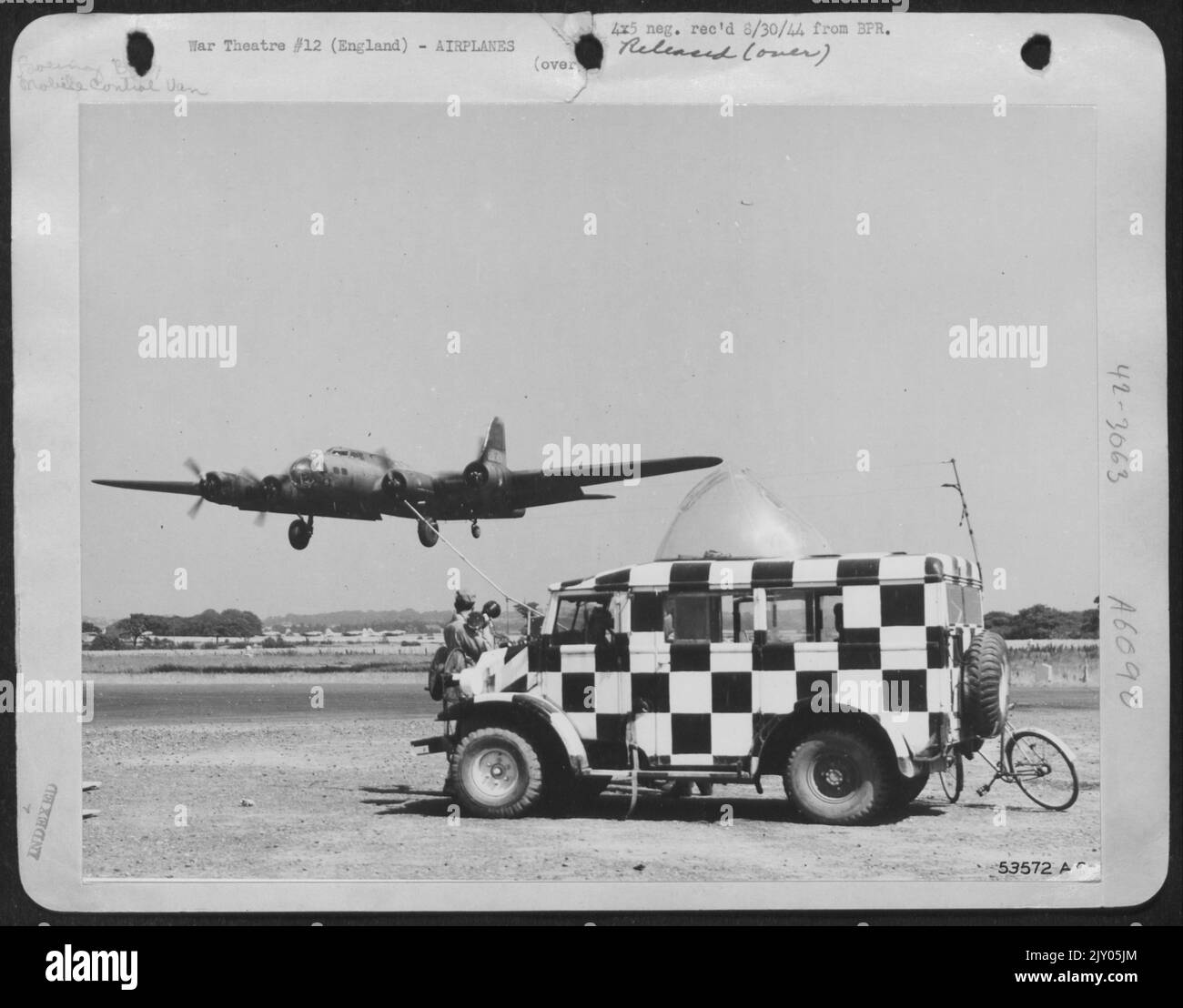 Retiré d'une carrière de combat, ce Boeing B-17 est maintenant utilisé comme transport de personnel. Ici, il atterrit dans un dépôt de base en Angleterre, laissant un contingent de pilotes de transport. Il est guidé par les ordres transmis par la tour de contrôle Banque D'Images
