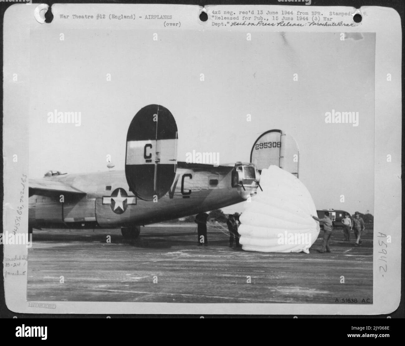 FREINS DE PARACHUTE - lorsque son système hydraulique avait été abattu lors d'un raid de l'armée de l'air américaine 8th sur l'Allemagne, ce bombardier B-24 Liberator consolidé a dû utiliser des parachutes pour que les freins atterrent à sa base en Angleterre. Fixé à l'intérieur du Banque D'Images