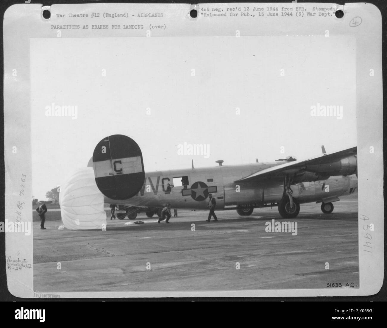 PARACHUTE COMME FREINS pour L'ATTERRISSAGE-28 mai 1944, le lieutenant James M. Dobson Consolidated B-24 Liberator des États-Unis huit AAF est montré quelques instants après qu'il a atterri à sa base en Angleterre en utilisant des parachutes comme freins quand son système hydraulique avait été tiré Banque D'Images