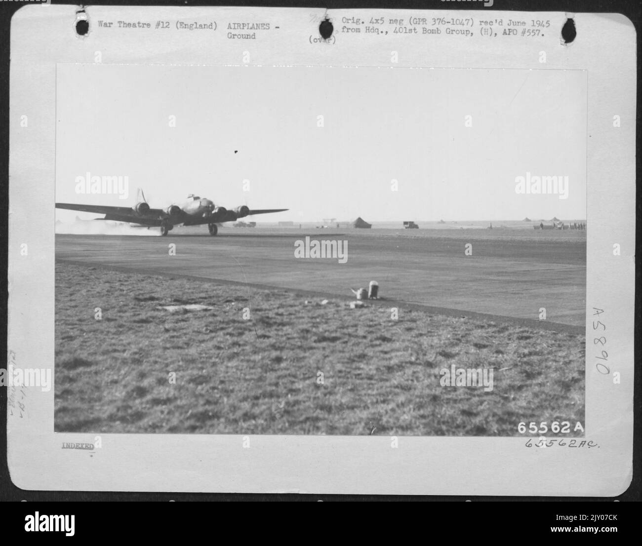 Un Boeing B-17, « Forteresse volante » du groupe Bomb de 401St, a soulevé Un nuage de poussière lorsqu'il applique ses freins lorsQu'il s'agit d'Un arrêt sur la piste d'une base aérienne de 8th en Angleterre. 10 mars 1944. Banque D'Images
