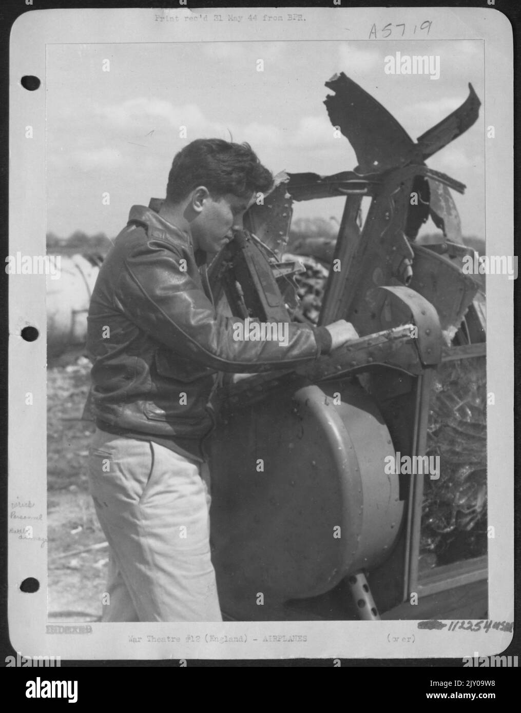 S/Sgt. Eugene Gaskins de Jacksonville, Floride, se conclasse dans le Hulk torsadé du nez de la tourelle du Libérateur B-24 consolidé 'Vadie Raye'. Le vieux Gunner de 20 ans a renfloué l'avion flamboyant à une altitude de 800 pieds après avoir été mis Afire par Banque D'Images