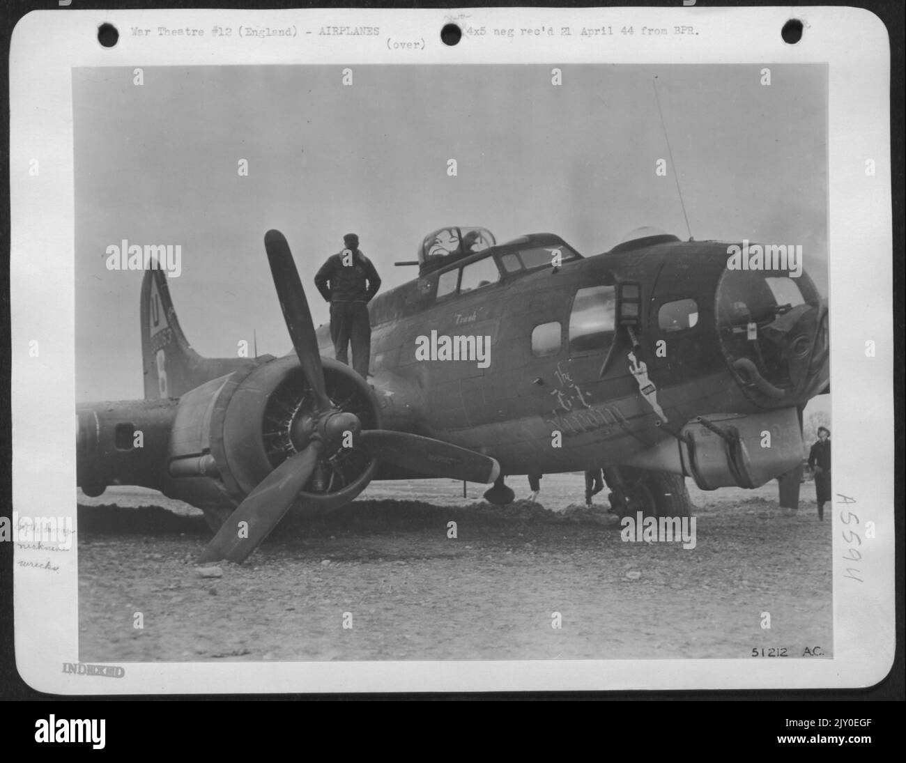 ÉCHEC DE 'LA VIERGE GI'--SGT. Thomas Muse, Palestine, Texas, membre du personnel d'ingénierie se tient dans l'aile avant d'inspecter les dommages causés au navire lorsqu'il est arrivé sans freins et comme le pilote l'a dit, « en boucle » à un atterrissage. Le train d'atterrissage s'est effondré Banque D'Images