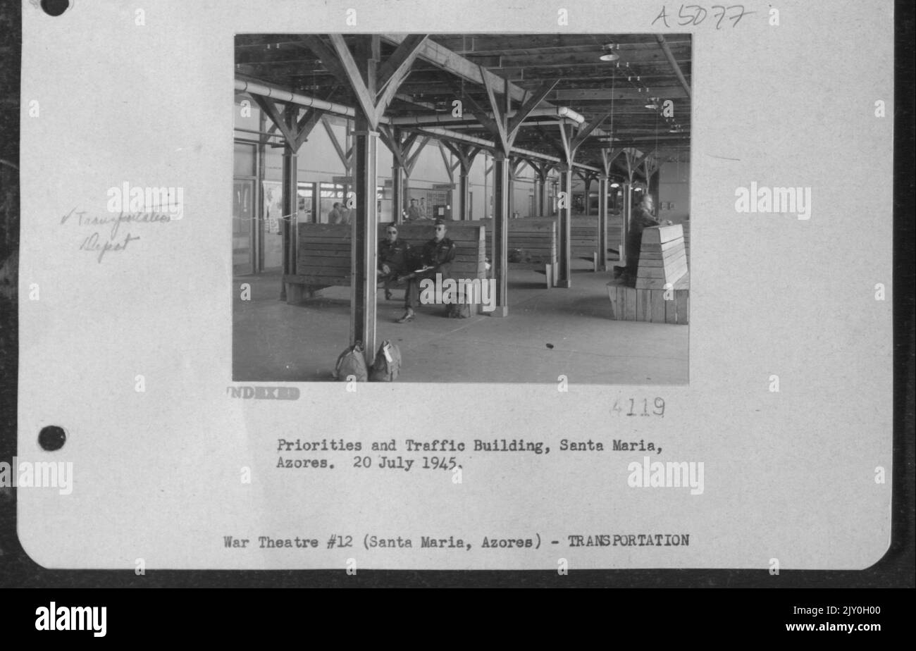 Priorités et construction de la circulation routière, 20 juillet 1945, Santa Maria, Açores. Banque D'Images