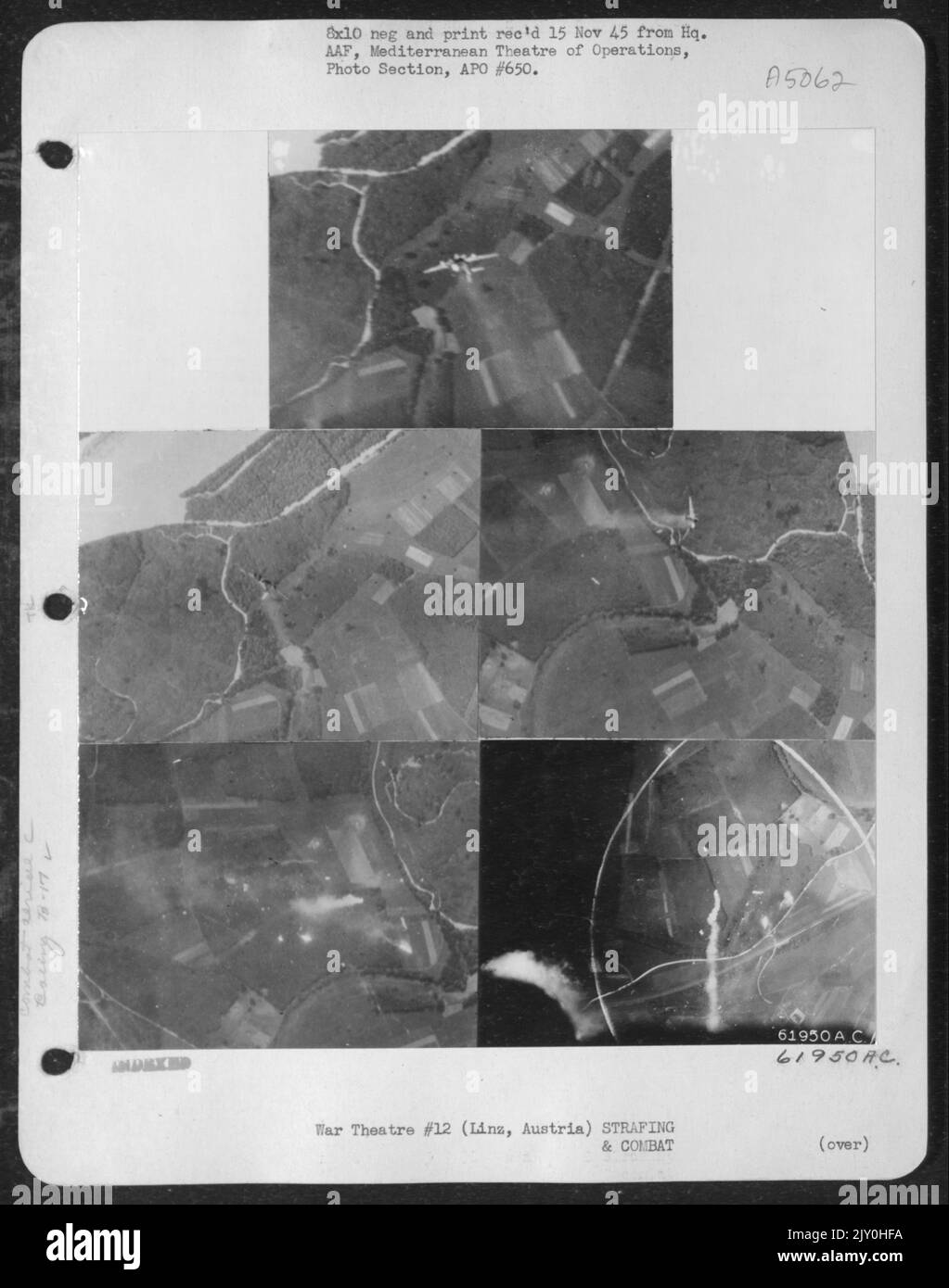 Frappé par un incendie anti-aérien, lors d'un bombardement au-dessus des usines de chars Herman Goering à Linz, Autriche, le 25 juillet 1944, Un Boeing B-17 'Forteresse volante' est descendu à la destruction. Sur la photo du haut, la « forteresse » était à l'envers avec le feu de moteur intérieur droit. Banque D'Images