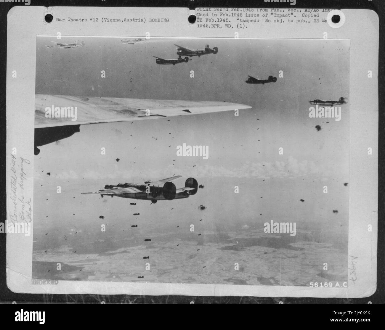 « Tirer la corde » au-dessus de Vienne, Autriche, 15th AF Consolidated B-24 les libérateurs rencontrent une rare journée CAVU (Celing and Visibility Unlimited) dans leur campagne pétrolière d'hiver. Banque D'Images