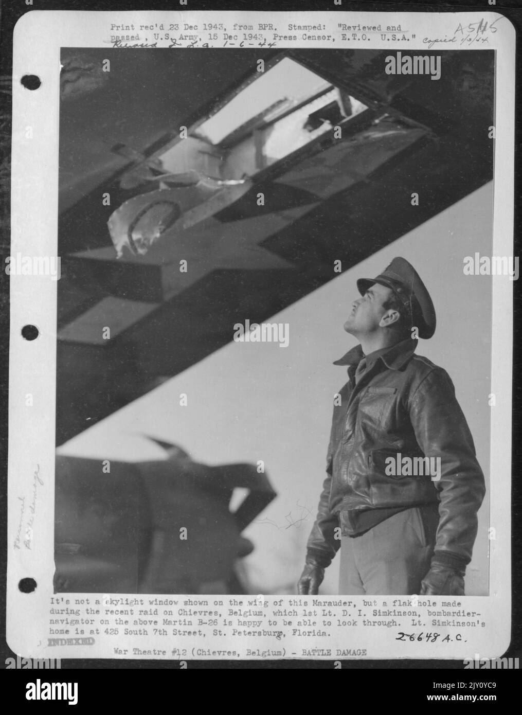 Ce n'est pas une fenêtre de ciel montrée sur l'aile de ce Marauder, mais un trou de vacarme fait lors du récent raid sur Chievres, Belgique, qui 1st Lt. D.I. Simkinson, bombardier-navigateur sur ce qui précède Martin B-26 est heureux de pouvoir regarder à travers. Banque D'Images