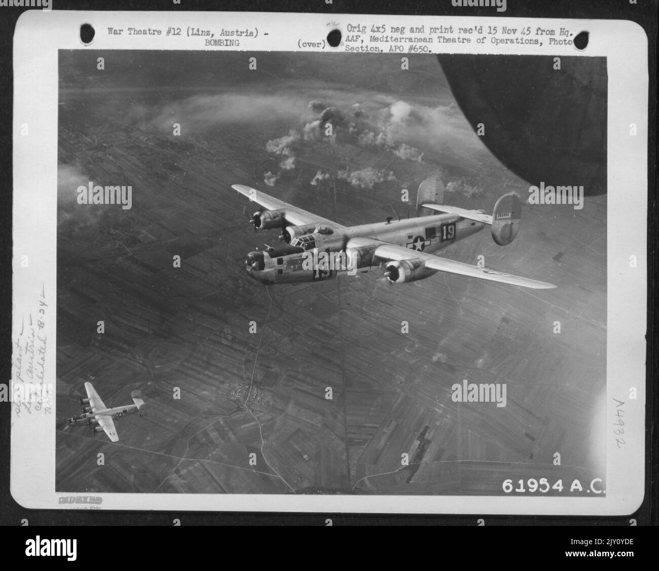 Bombardement des aciéries Herman Goering à Linz, Autriche, par les « libérateurs » consolidés B-24 de la Force aérienne de 15th. 451st Groupe bombe. Banque D'Images