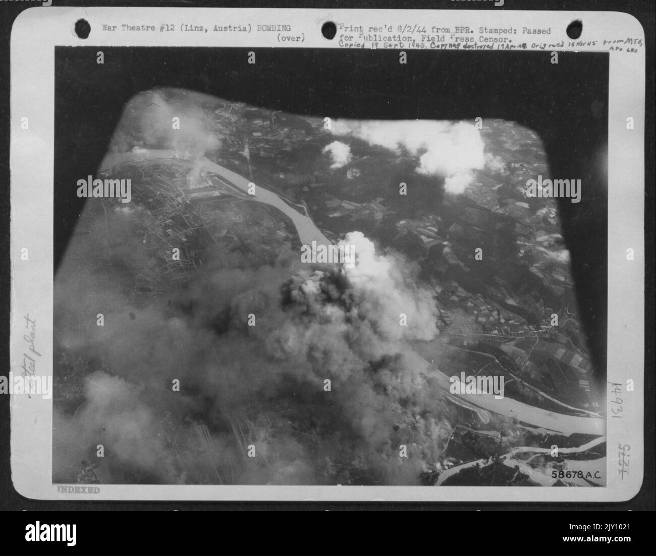 De fortes fumées proviennent des travaux sidérurgiques Reichsmarshal Herman Goering, récemment achevés, situés dans la ville portuaire de Linz, en Autriche, sur le Danube, à la suite D'Un attentat à la bombe réussi par les libérateurs B-24 de l'AAF 15th basé en Italie. La grande usine, Banque D'Images