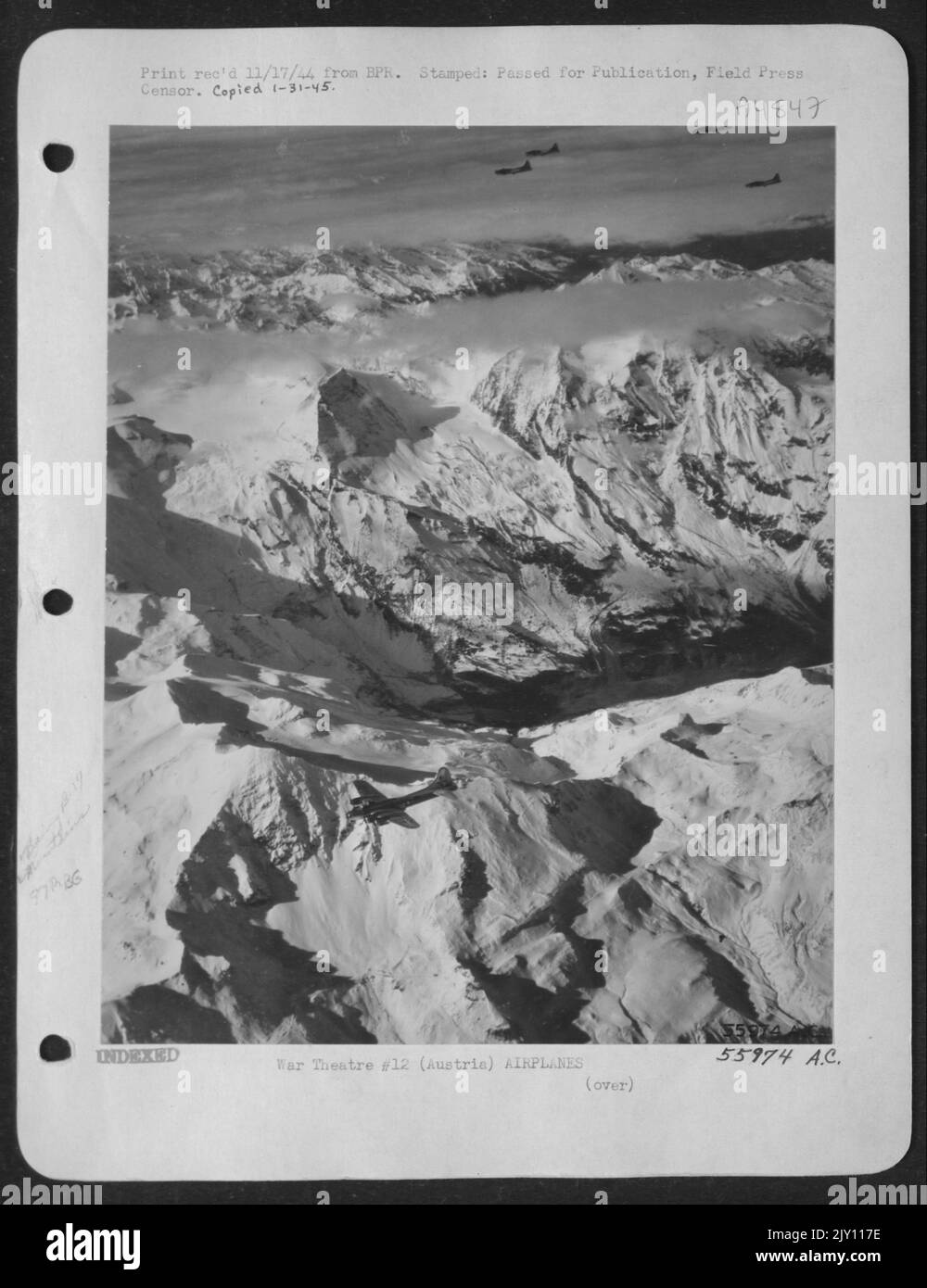 Ces Boeing B-17 volantes des otrtrices de l'armée de l'air de 15th, en Italie, se fraient un chemin sur les Alpes autrichiennes vers leur objectif : la raffinerie de pétrole de Ratisbonne, en Allemagne, sur 4 novembre 1944. Banque D'Images