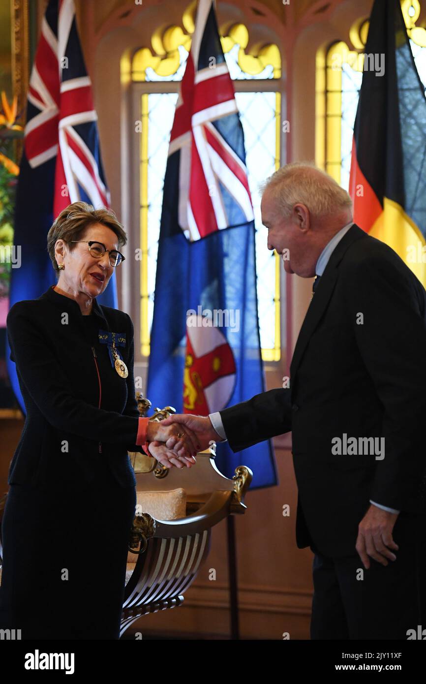 Son Excellence l'honorable Margaret Beasley AO QC, est félicité par le juge en chef de Nouvelle-Galles du Sud Tom Bathurst, après avoir été assermenté gouverneur de la Nouvelle-Galles du Sud en 39th à la Maison du gouvernement à Sydney, jeudi, 2 mai 2019. (AAP image/Dean Lewins/POOL) Banque D'Images
