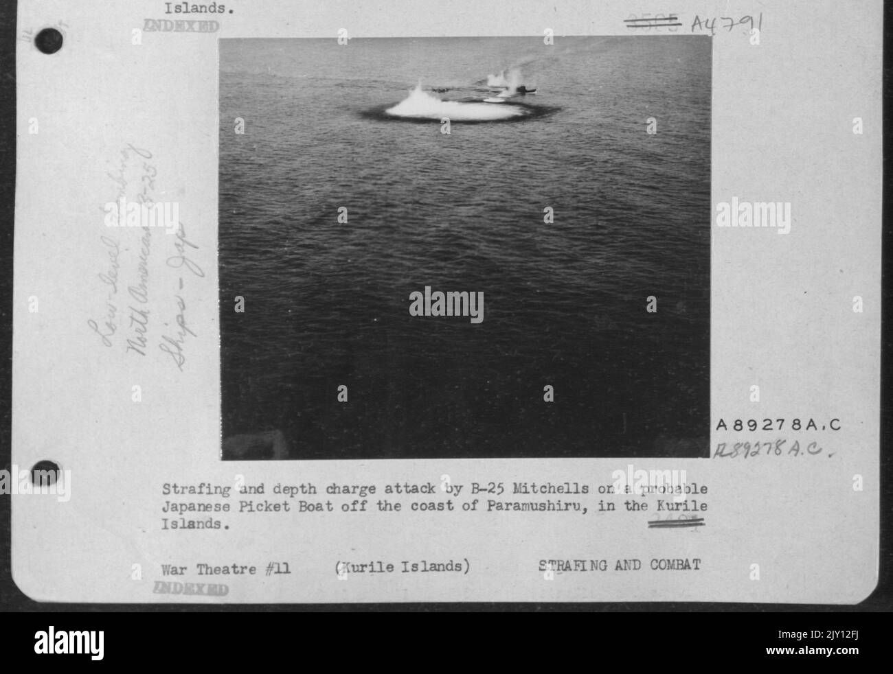 Attaque de strafing et de charge de profondeur par B-25 Mitchells sur Un probable bateau japonais piquet au large de la côte de Paramushiru, dans les îles Kuriles. Banque D'Images
