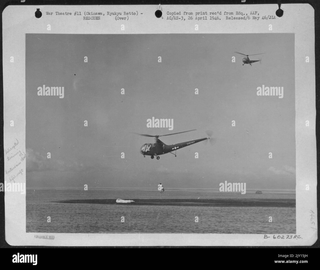 8th démonstration de sauvetage de la Force aérienne à Okinawa, Ryukyu Retto, 27 janvier 1946. Le dernier des 'Survivors' est pris à bord de l'hélicoptère R-6. Il a fallu moins de dix minutes pour « sauver » quatre survivants à environ 1/2 km de Shore. (Totalement non répété). Banque D'Images