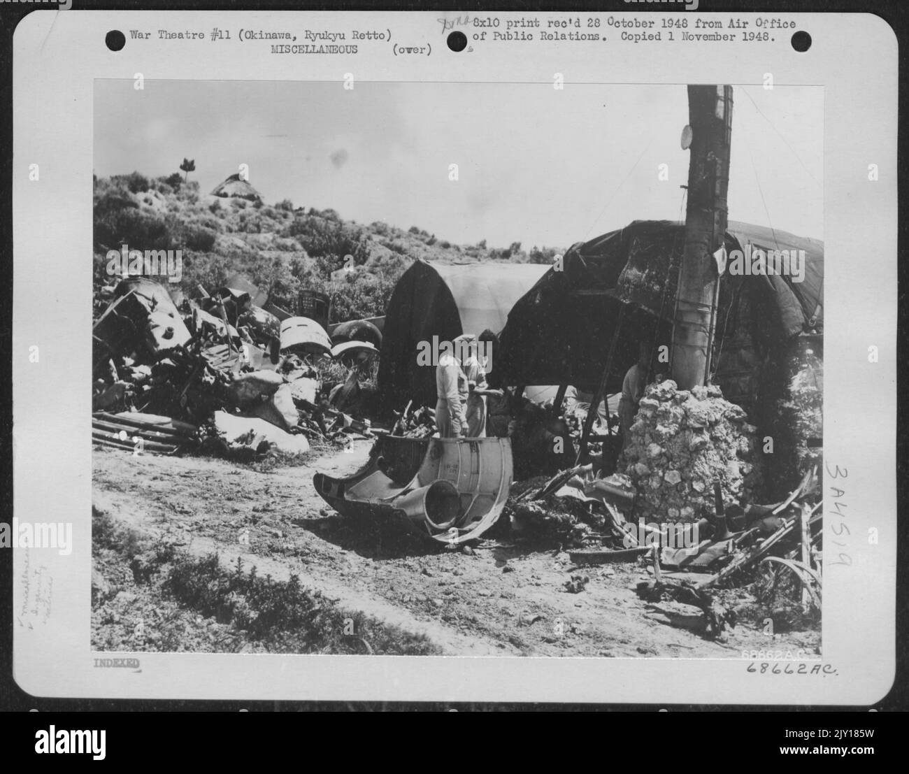 Ferraille d'aéronefs utilisée par les Okinawans - cette usine à l'aspect brut située près de la ville antique de Shuri est en pleine production comme l'une des jeunes industries montantes d'Okinawa dans la fabrication de pots en aluminium, casseroles, GetAs (Chaussures) et d'autres objets utilisables Whic Banque D'Images