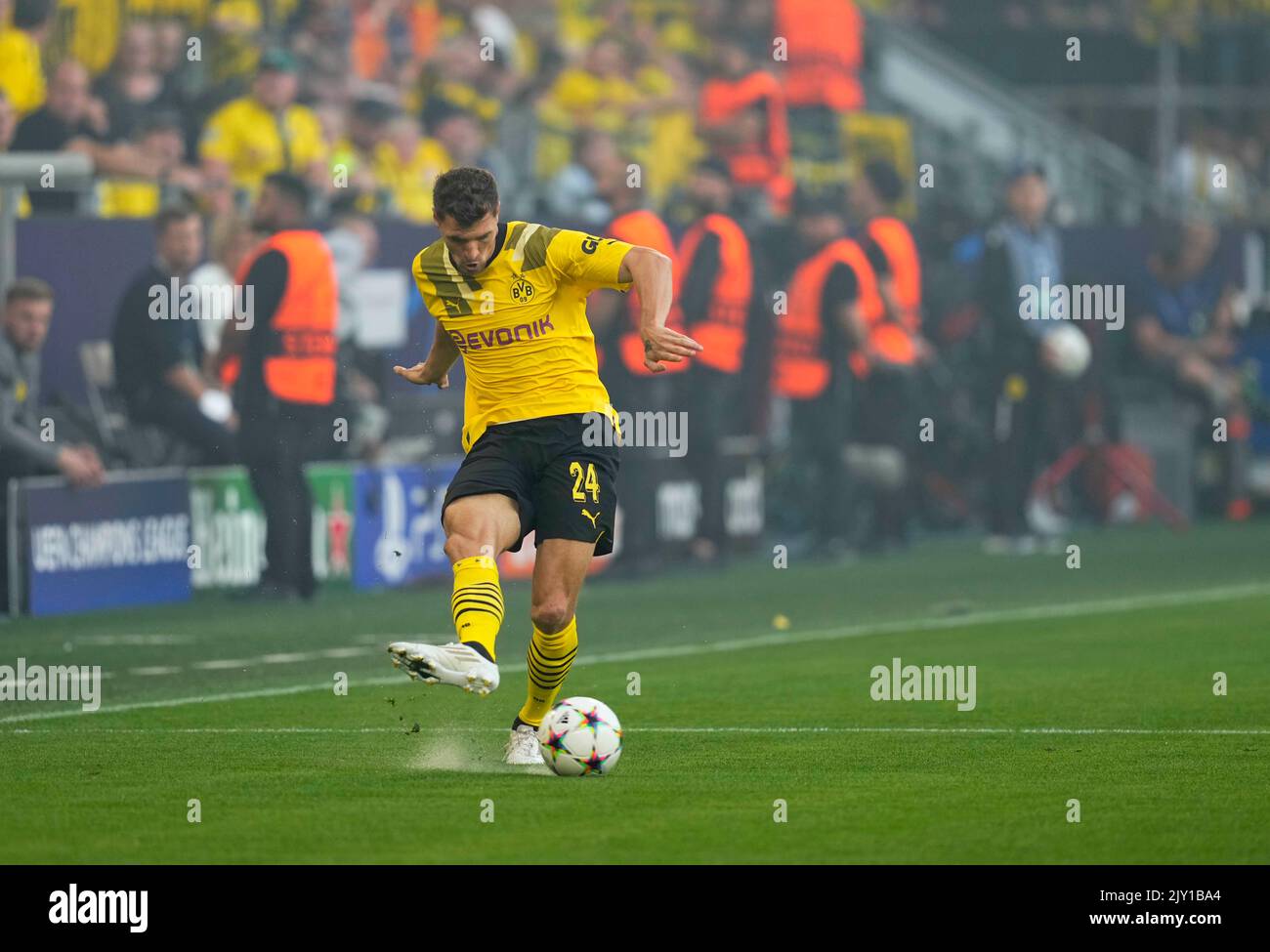 Signal Iduna Park, Dortmund, Allemagne. 6th septembre 2022. Thomas Meunier (Borussia Dortmund) contrôle le ballon pendant Borrusia Dortmund et le FC Copenhague au parc signal Iduna, Dortmund, Allemagne. Ulrik Pedersen/CSM/Alay Live News Banque D'Images