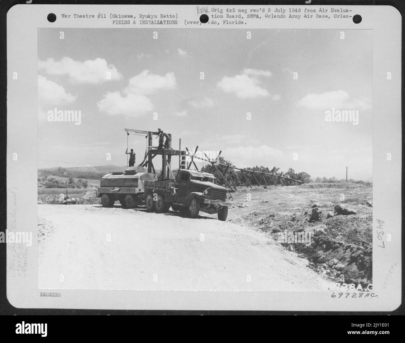 Le point d'eau du bataillon d'aviation d'ingénieurs de 807th était à environ 50 yards de la bande B de Kaden à Okinaway, Ryukyu Retto. L'eau a été pompée d'Une crique à environ un quart de mille de distance à Une remorque d'arrosage tirée par Un CAMION 6X6. L'arroseur a été utilisé pour Banque D'Images