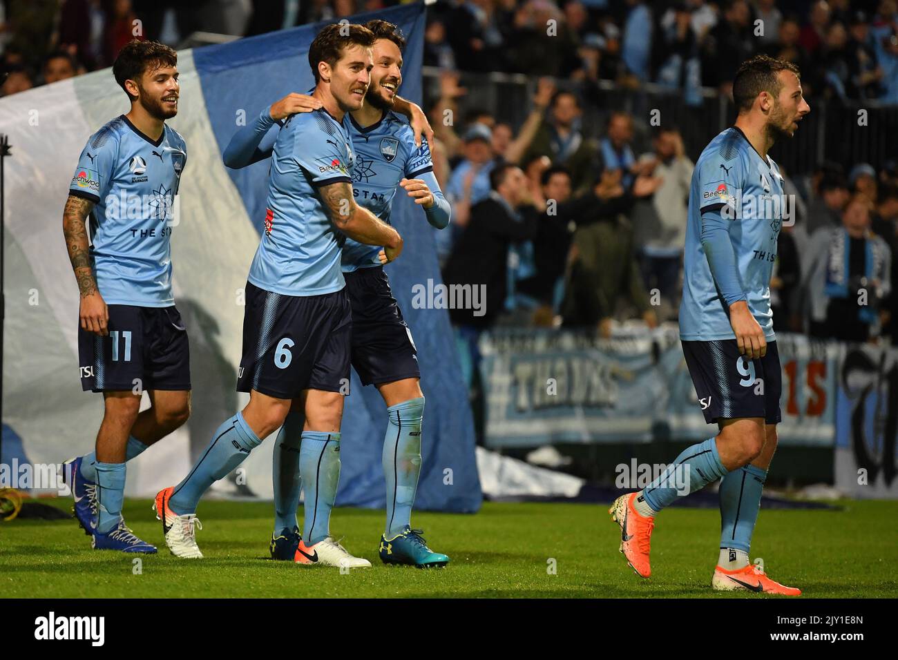 Milos Ninkovic de Sydney (2nd à partir de la droite) célèbre son but avec Joshua Brillante (au centre) et Daniel de Silva (à gauche) et Adam le Fondre (à droite) lors du match de demi-finale 2 entre le FC de Sydney et la victoire de Melbourne au stade Netstrata Jubilee à Sydney, dimanche, 12 mai 2019. (AAP image/Dean Lewins) Banque D'Images