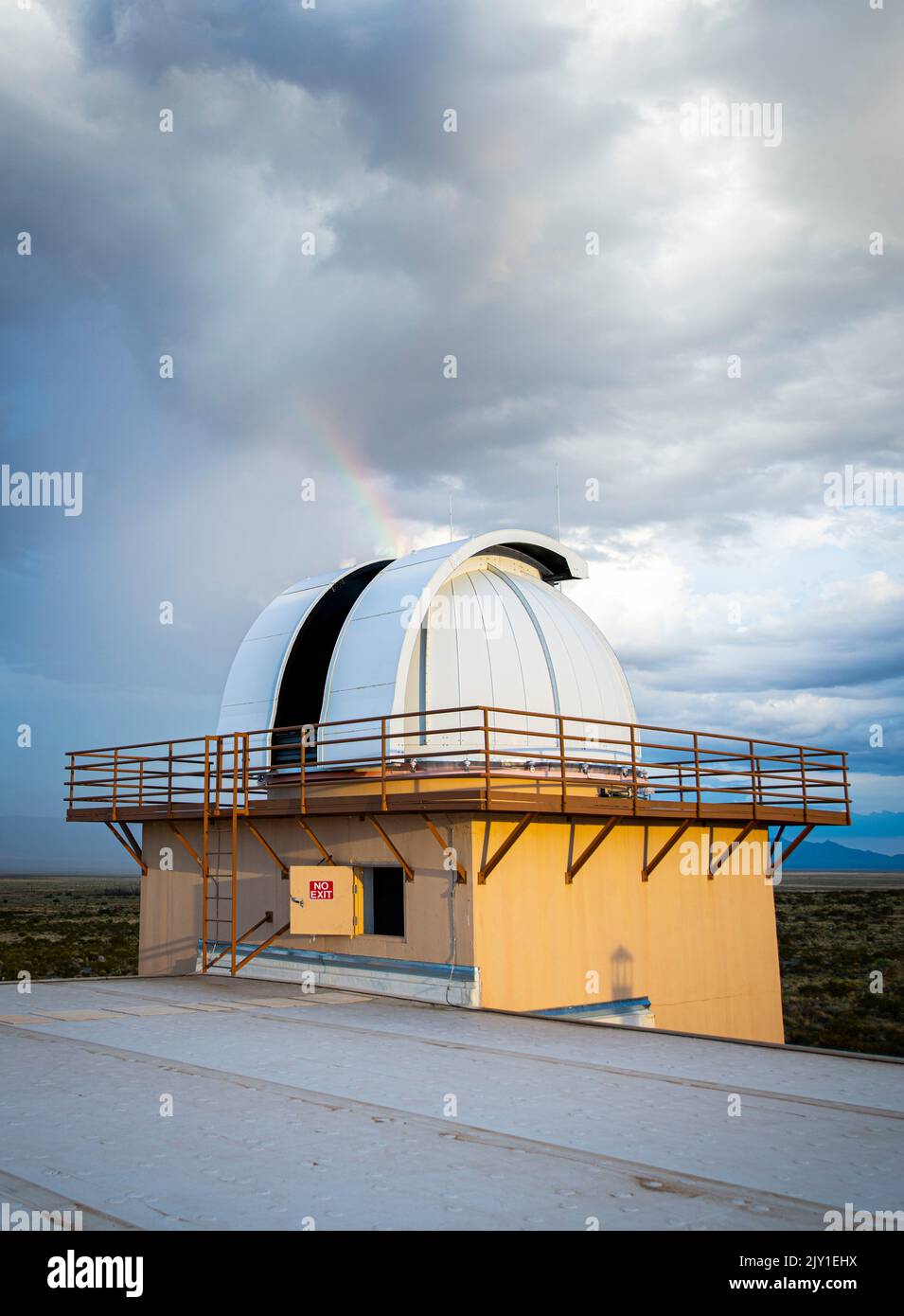 GAMME DE MISSILES WHITE SANDS, N.M. – Le 15th Escadron de surveillance spatiale, détachement 1, surveille les objets spatiaux à intérêt élevé de la gamme de missiles White Sands, N.M., le 24 août 2022. L'équipe des opérations de Det. 1 utilise des télescopes optiques à commande mécanique appelés capteurs électro-optiques de surveillance spatiale profonde au sol pour suivre et cataloguer ces objets. (É.-U. Photo de la Force spatiale par le Senior Airman Brooke Wise) Banque D'Images