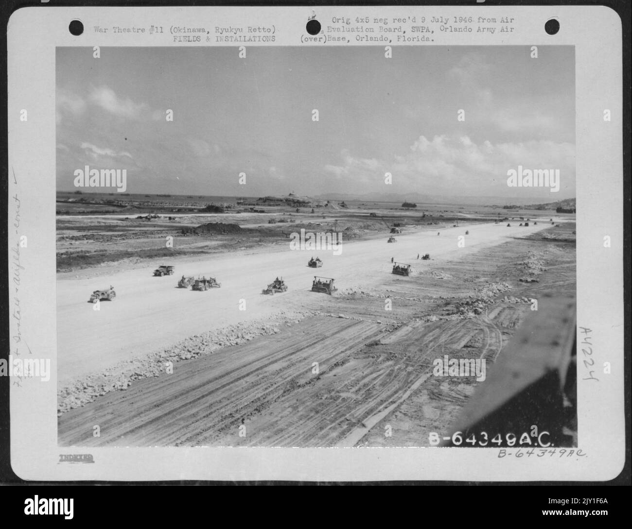 Awase Airstrip comme il a regardé de la Tour de contrôle le 29 juin 1945. Les bulldozers, les grattoirs et les rouleaux du bataillon de construction navale de 36th s'étaient mis à terminer le champ d'opération le 1 juillet 1945. Okinawa, Ryukyu Retto. Banque D'Images