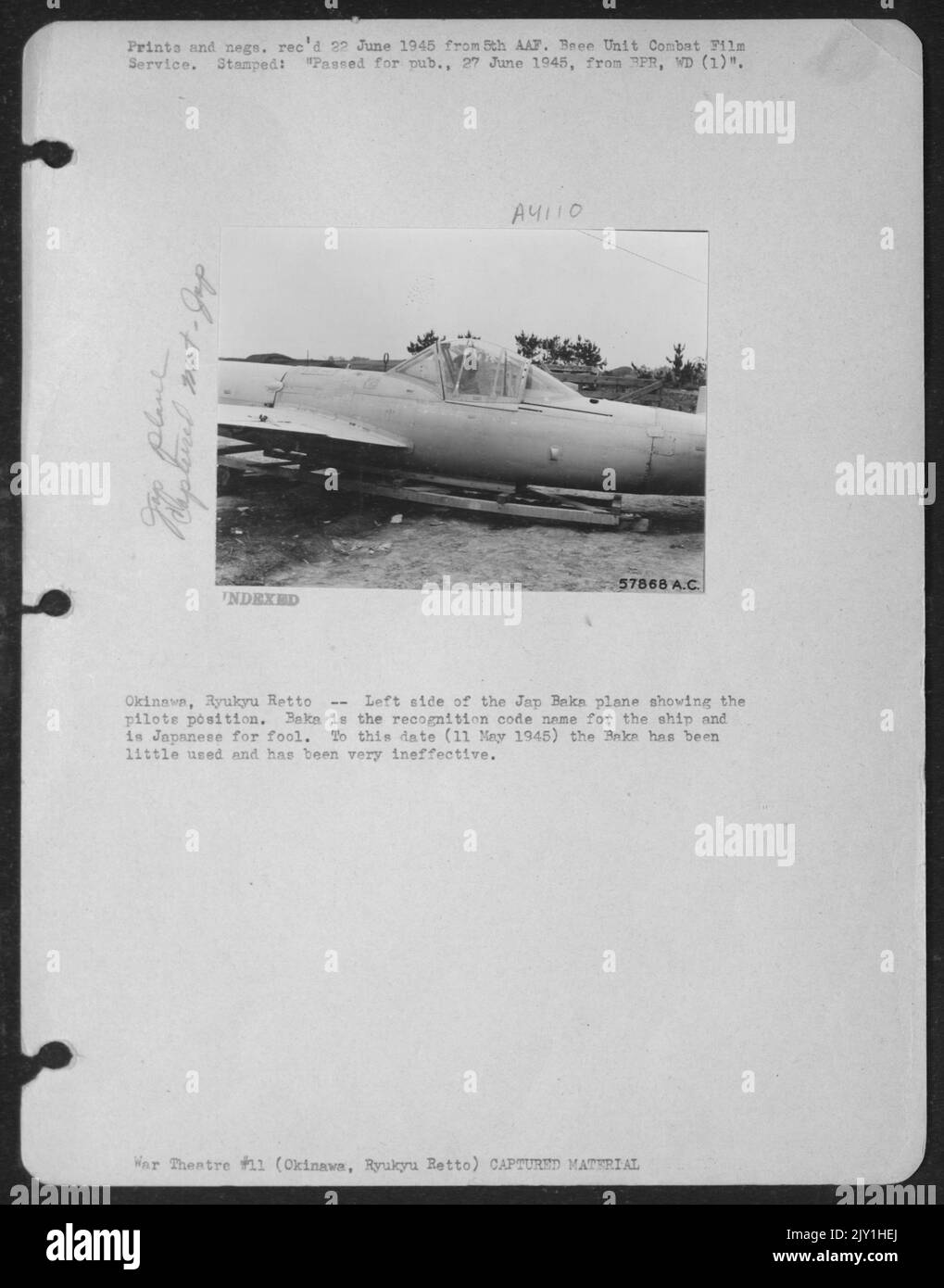 Okinawa, Ryukyu Retto -- côté gauche de l'avion japonais Baka montrant la position des pilotes. Baka est le nom du code de reconnaissance du navire et est japonais pour Fool. À cette date (11 mai 1945), le Baka a été peu utilisé et a été très inefficace. Banque D'Images