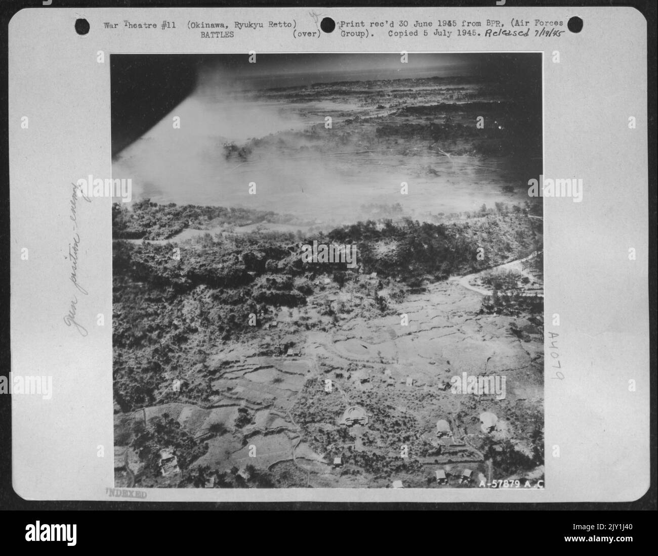 Japaneses combat de tombes -- cette vue par le TAC AF de l'Armée de 10th montre plusieurs styles de Vaults burins d'Okinawa, dont beaucoup ont été utilisés par les Japonais comme des appareils de mitrailleuse. Les tombes en forme de houe dénotent les descendants d'une noblesse ancienne tandis que T. Banque D'Images