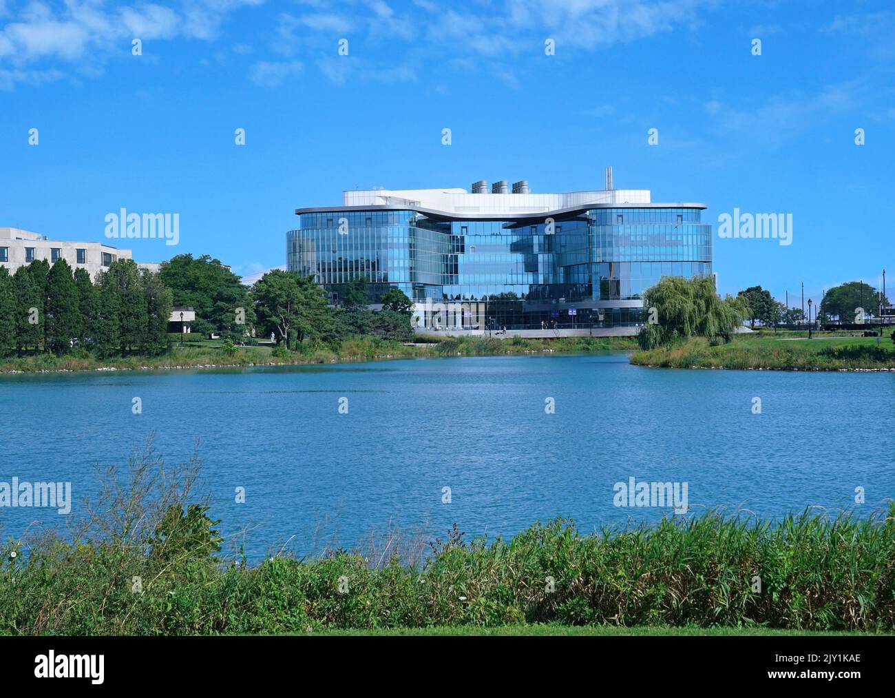 Evanston, Illinois, États-Unis - août 2022 : vue générale du magnifique campus en bord de lac de l'université Northwestern, avec la nouvelle école de gestion Kellogg Banque D'Images