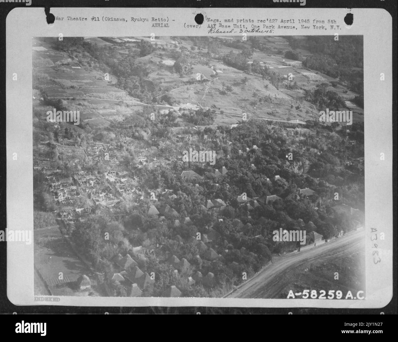 Vue sur un village d'Okinawa. 20 avril 1945. Banque D'Images