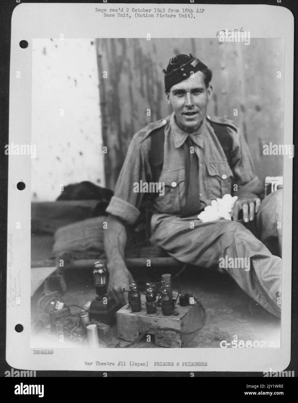 Le lieutenant Paul Burrough, d'Oxford, en Angleterre, du Royal signal corps. Le lieutenant Burrough était directement responsable du maintien en sécurité de la seule radio dans le camp de prisonniers de guerre no 13. Yokohama, Japanesean. Septembre 1945. Banque D'Images
