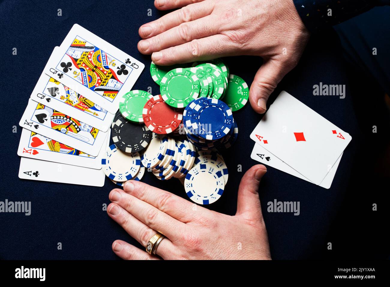 Un homme tenant une paire d'as gagne une main de poker Texas Hold'em. Banque D'Images