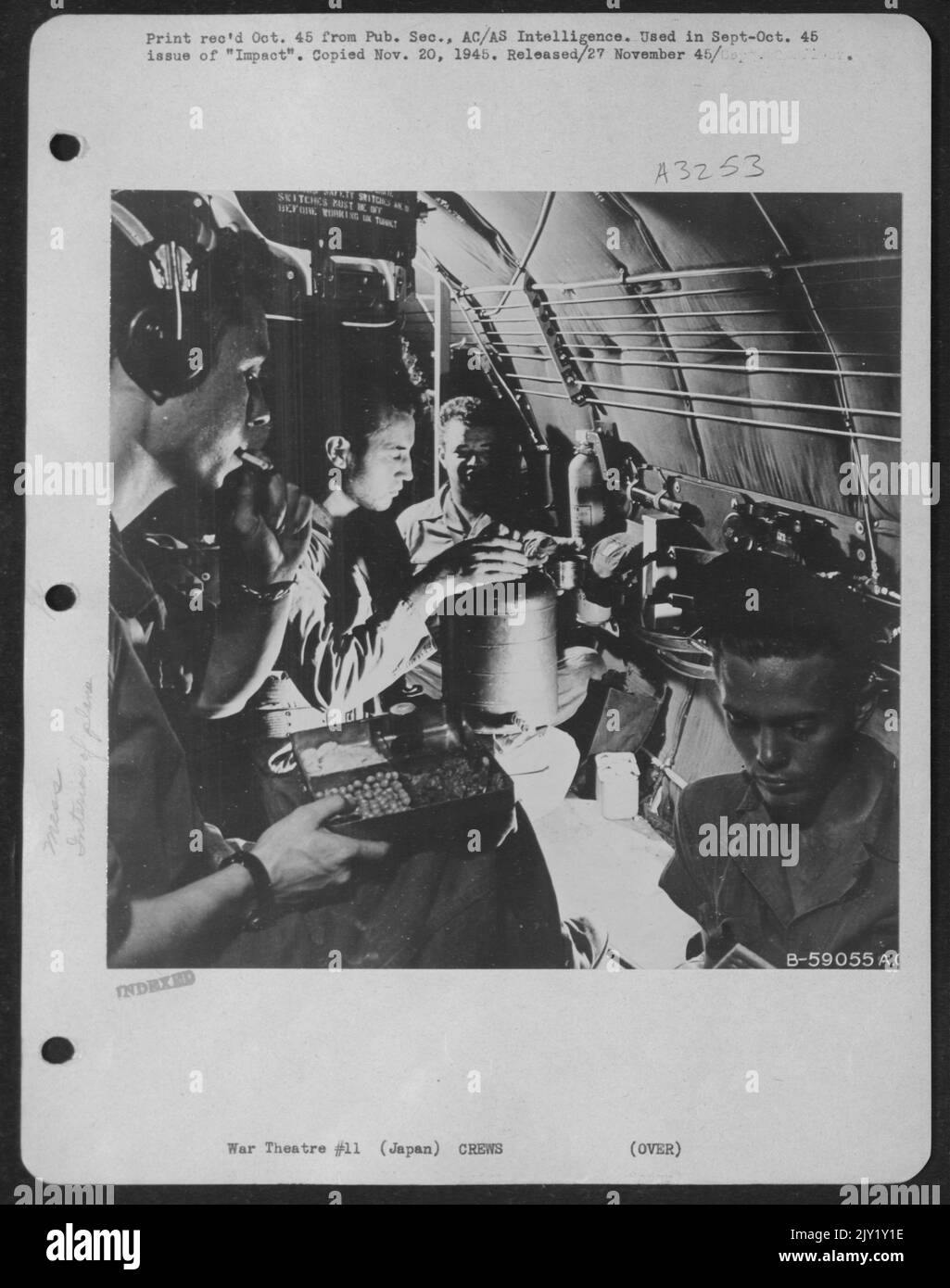 Japanesean - le temps de repas à bord de ce B-29, avec des plateaux de légumes, était plus ancien que d'habitude. En général, les équipages ont reçu des sandwiches, des canettes de jus, du Gum, du Candy. Ils ont apporté leurs propres cacahuètes. Banque D'Images