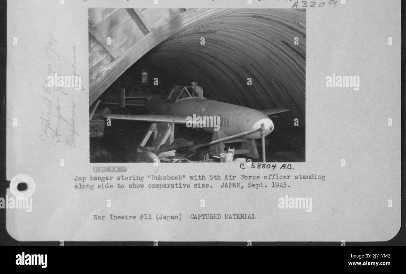 Hangar japonais stockant 'Bukabomb' avec 5th officiers de la Force aérienne debout le long du côté pour montrer la taille comparative. Japanesean, septembre 1945. Banque D'Images