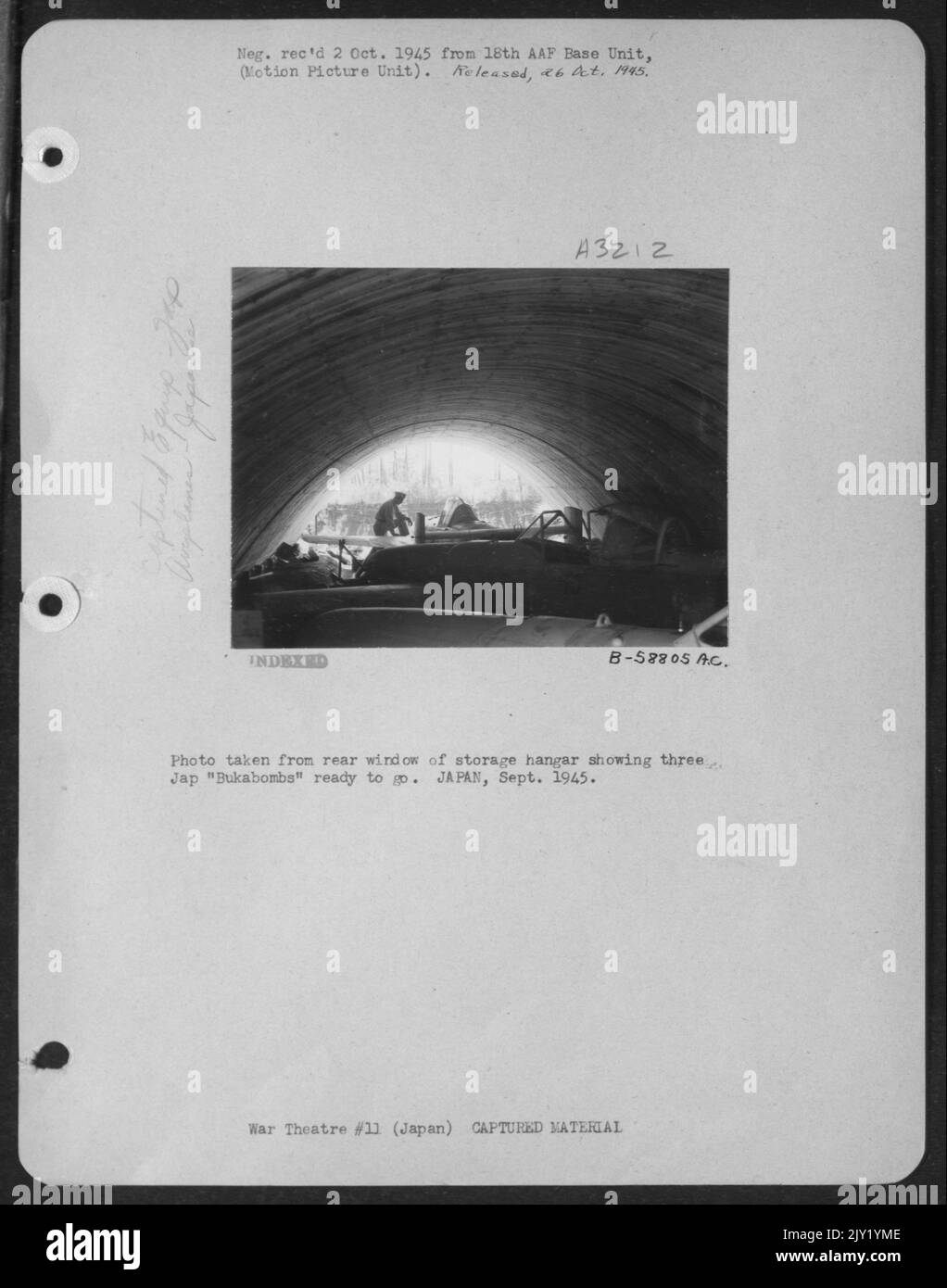 Photo prise à partir de la fenêtre arrière du hangar de stockage montrant trois 'Bukabombs' japonais prêt à l'emploi. Japanesean, septembre 1945. Banque D'Images