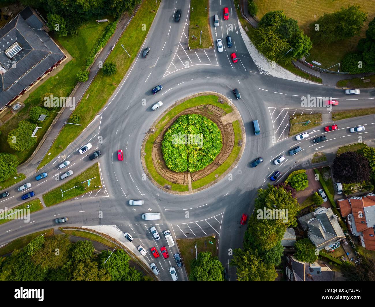 Vue aérienne du rond-point de Lawnswood sur le périphérique de Leeds. Les voitures approchent du carrefour du rond-point et se déplacent dans le sens des aiguilles d'une montre Banque D'Images