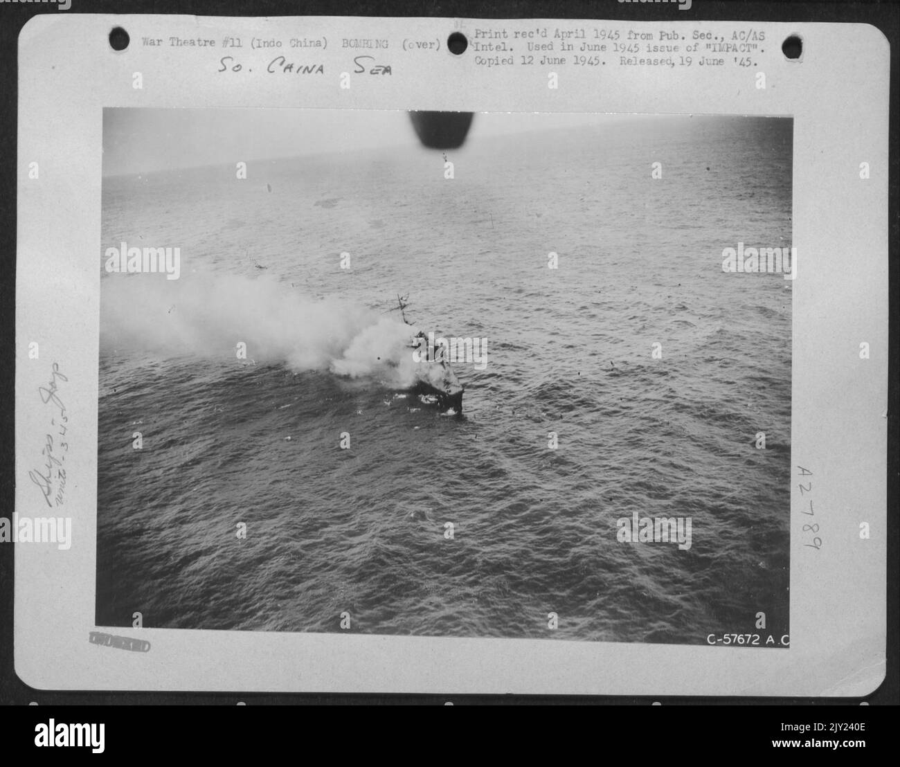 Indo-Chine - en feu et en route après une attaque par le B-25 nord-américain du Groupe des Apaches aériennes sur 29 mars 1945, l'escorte de destroyer 'Frigate' renverse son équipage sur le côté lorsqu'il commence à couler. Les avions attaquants s'en sont pris avant le navire G. Banque D'Images