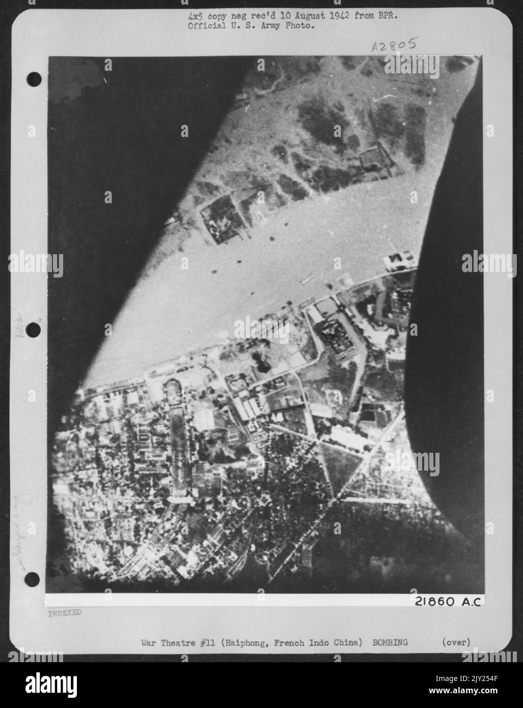 Il s'agit d'une vue rapprochée de l'explosion de bombes sur le quai et la zone d'entrepôt à Haiphong, Indo française Chine lors d'un raid par le B-25s nord-américain de l'armée de l'air 14th. 9 août 1942. Banque D'Images