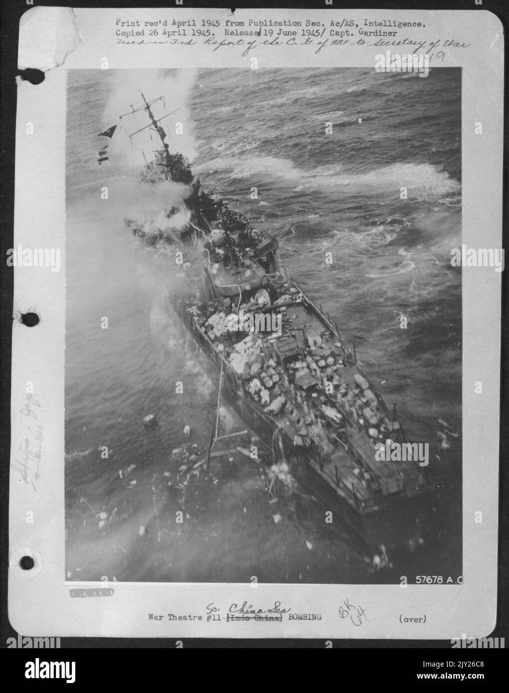 Indo-Chine - Escort Destroyer de la classe Frégate sur le feu après l'attaque par l'Amérique du Nord B-25S du Groupe 345th le 29 mars 1945 au large de la Chine. Banque D'Images