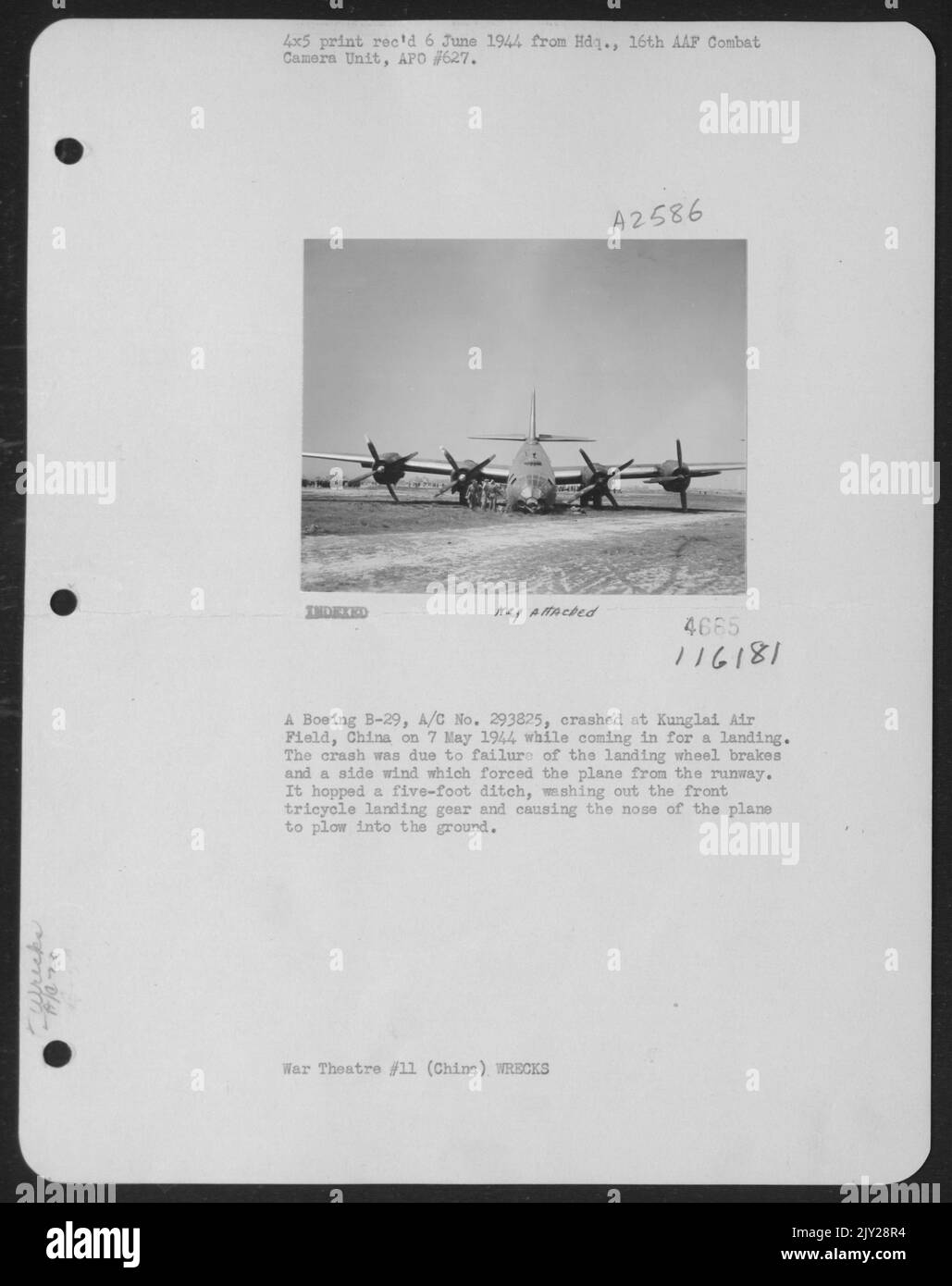 Un Boeing B-29, A/C n° 293825, s'est écrasé au champ d'aviation de Kunglai, en Chine, le 7 mai 1944, alors qu'il se présente pour Un atterrissage. L'accident était dû à la défaillance des freins de la roue d'atterrissage qui ont forcé l'avion à quitter la piste. Il a sauté Un cinq pieds de fossé, en lavant le F Banque D'Images