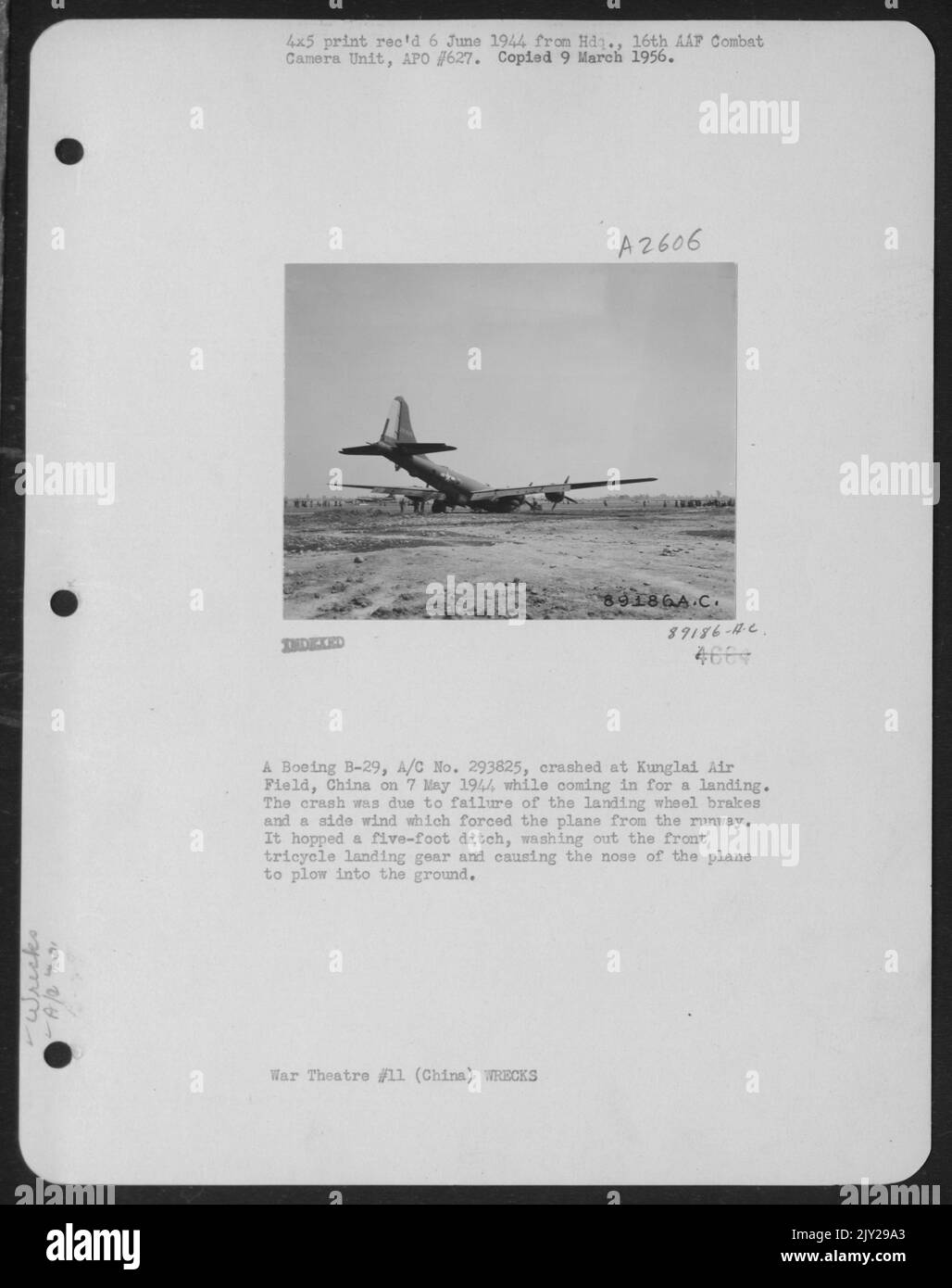 Un Boeing B-29, A/C n° 293825, s'est écrasé au champ d'aviation de Kunglai, en Chine, le 7 mai 1944, alors qu'il se présente pour Un atterrissage. L'accident était dû à la défaillance des freins de la roue d'atterrissage et À Un vent latéral qui a forcé l'avion à quitter la piste. Il a sauté Une Sorcière de cinq pieds, Banque D'Images