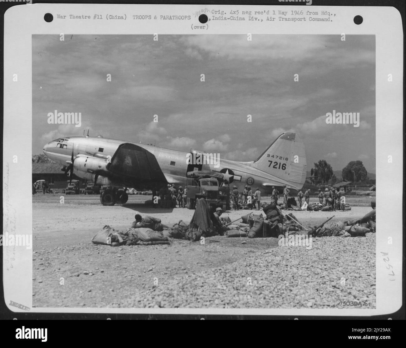 Les troupes chinoises mettent leur équipement à l'état prêt avant d'être à bord du Curtiss C-46 « Commando » dans une base aérienne quelque part en Chine. Banque D'Images