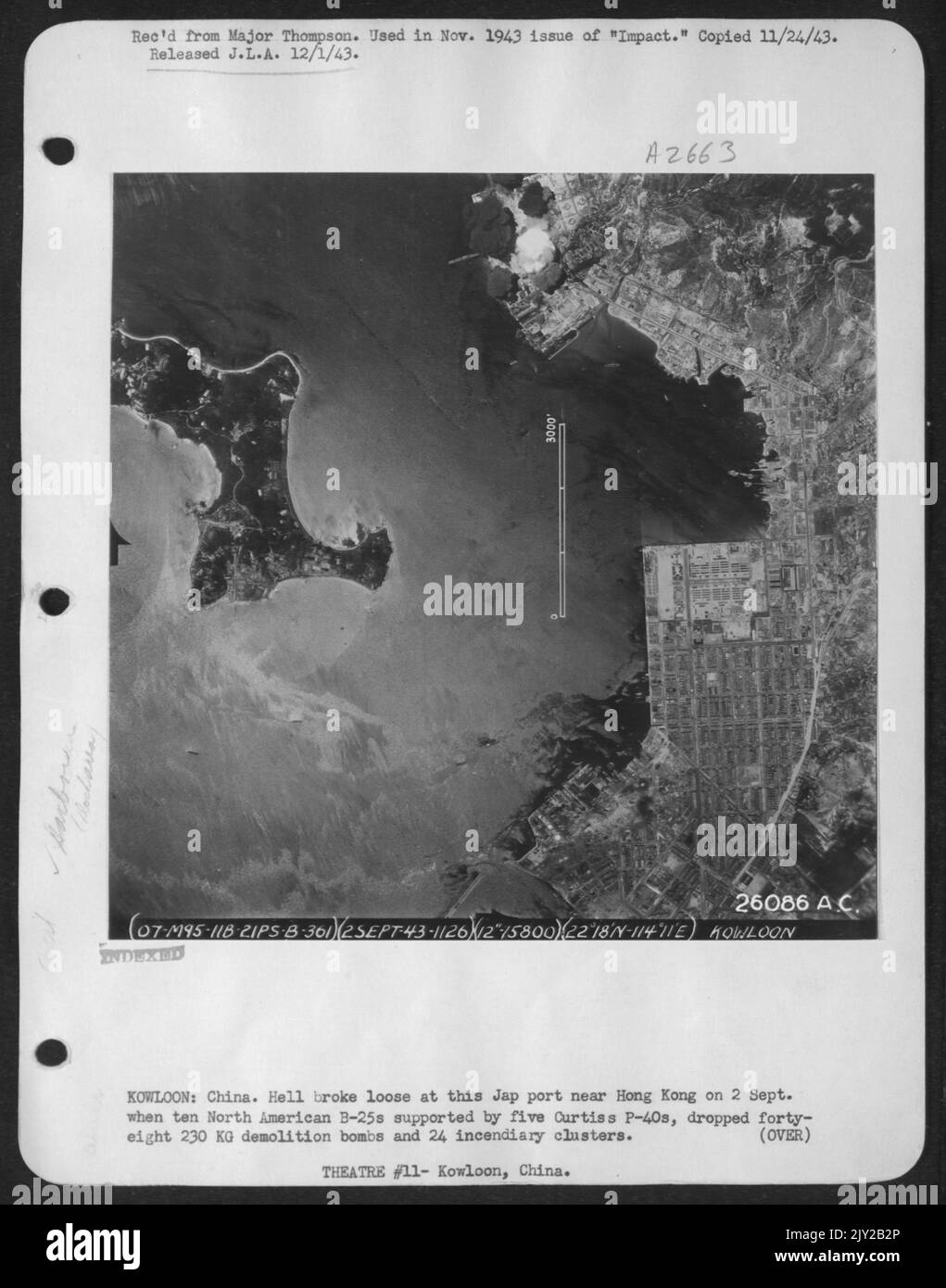 Deux Curtiss P-40s ont chacun transporté une bombe de démolition de 500 livres. Des coups directs ont frappé trois énormes réservoirs de pétrole, deux navires, trois entrepôts et un dépôt souterrain de carburant. Banque D'Images