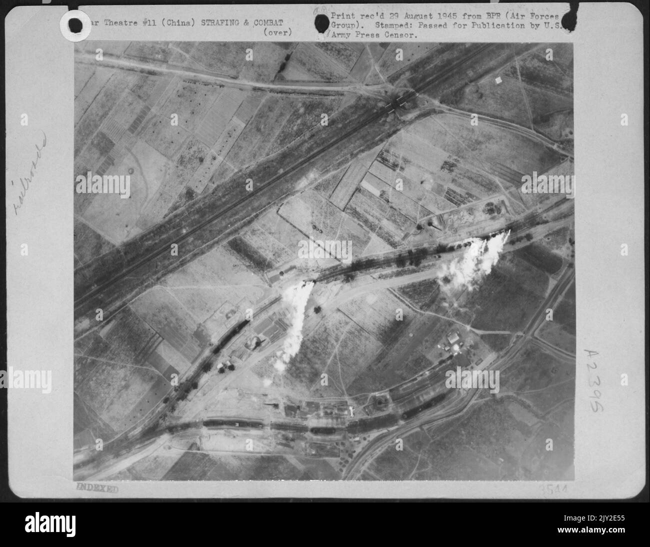 La vapeur s'échappe de deux locomotives japonaises dont les chaudières ont été éclatées par la stratification du 2nd Lt. William C. Sharp du 2874 Leeward Ave., Los Angeles, Californie. Le lieutenant Sharp a participé à de nombreuses attaques de bas niveau comme cette mission près de Suchow, Banque D'Images