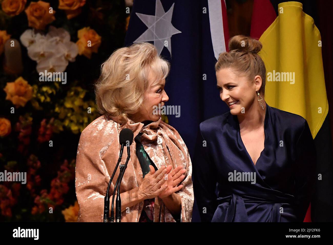 Blanche d'Alpuget, l'épouse de Bob Hawke, avec la petite fille de Bob Sophie Taylor-Price lors du service commémoratif de l'ancien Premier ministre Bob Hawke à l'Opéra de Sydney, vendredi, 14 juin 2019. (AAP image/Dean Lewins) Banque D'Images