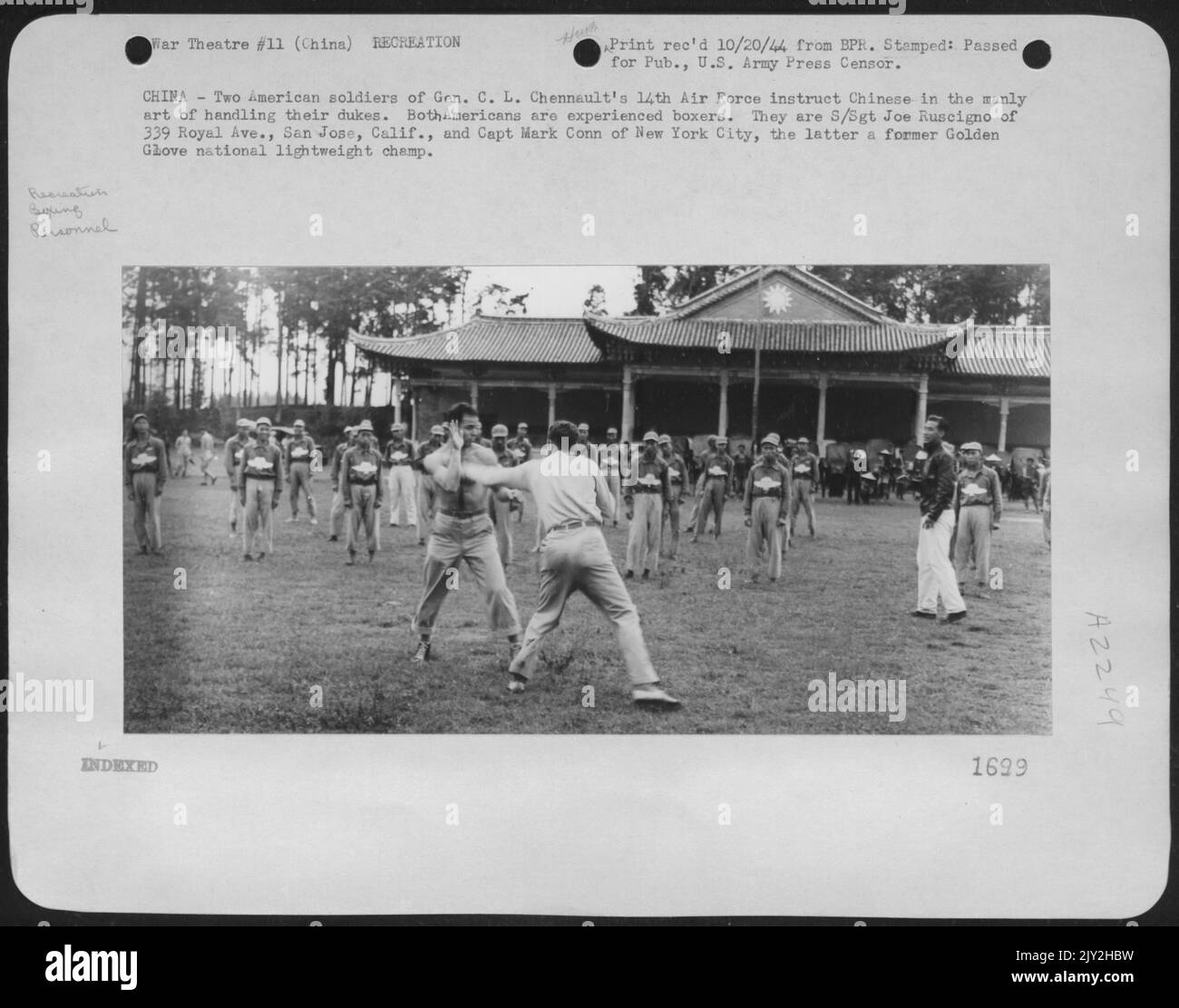 Chine - deux soldats américains du général C.L. La Force aérienne de Chennault en 14th instruit les Chinois dans l'art Manly de manipuler leurs Ducs. Les deux Américains sont des boxers expérimentés. Il s'agit du S/Sgt. Joe Ruscigno, 339, avenue Royal, San Jose, Californie, et le capitaine Mark Conn Banque D'Images