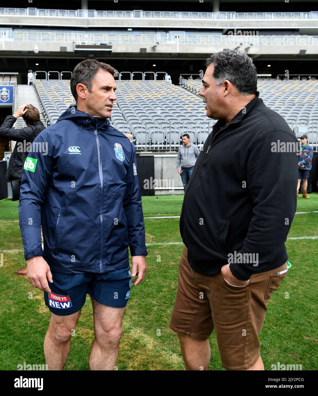 L'entraîneur de l'équipe de l'État d'origine de la Nouvelle-Galles du Sud Brad Fittler (à gauche) et l'entraîneur de l'équipe australienne d'essais Mal Meninga (à droite) parlent avant la course d'entraînement du capitaine de blues au stade Optus à Perth, samedi, 22 juin 2019. La Nouvelle-Galles du Sud joue dimanche au Queensland lors du match de l'État d'origine de 2nd à Perth. (AAP image/Darren Angleterre) Banque D'Images