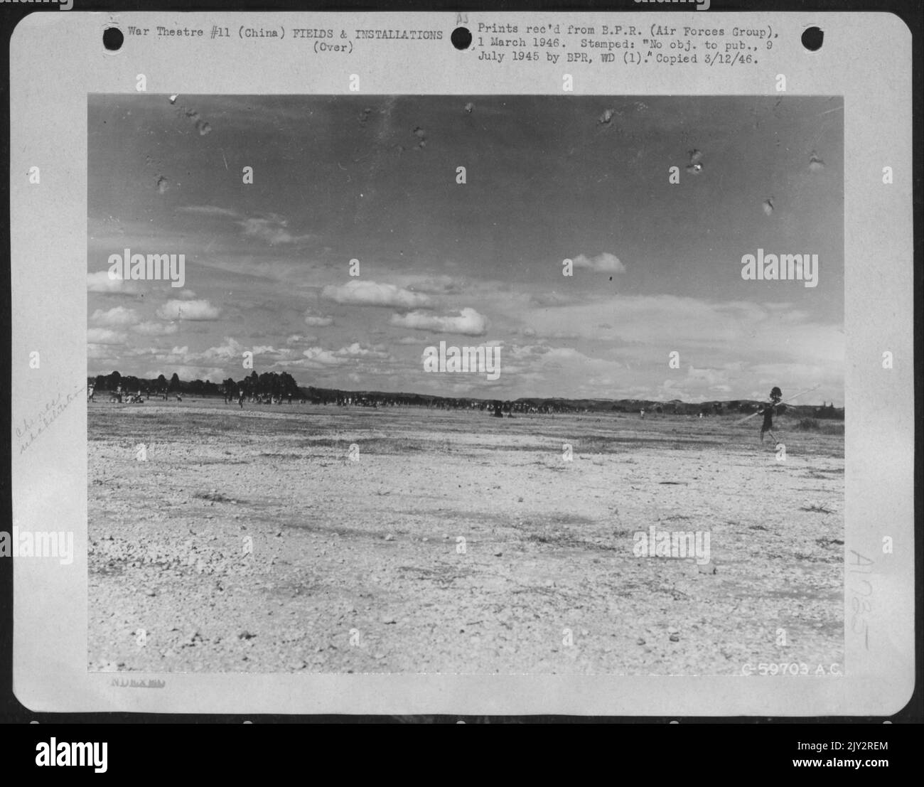 Quatre jours après que les Japonais ont quitté la base aérienne de Nanning en Chine avec ses cratères, fossés et mines terrestres de bombe, les 14th ingénieurs de l'aviation AF avaient arrondi près d'Un millier de refroidissemés et à la fin de la semaine, les fossés ont été remplis et les cratères de bombe Neut Banque D'Images