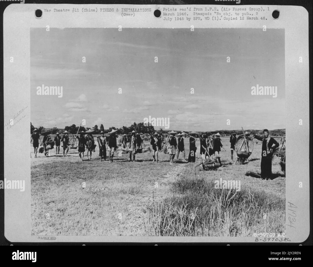 Quatre jours après que les Japonais ont quitté la base aérienne de Nanning en Chine avec ses cratères, fossés et mines terrestres de bombe, les 14th ingénieurs de l'aviation AF avaient arrondi près d'Un millier de refroidissemés et à la fin de la semaine, les fossés ont été remplis et les cratères de bombe Neut Banque D'Images