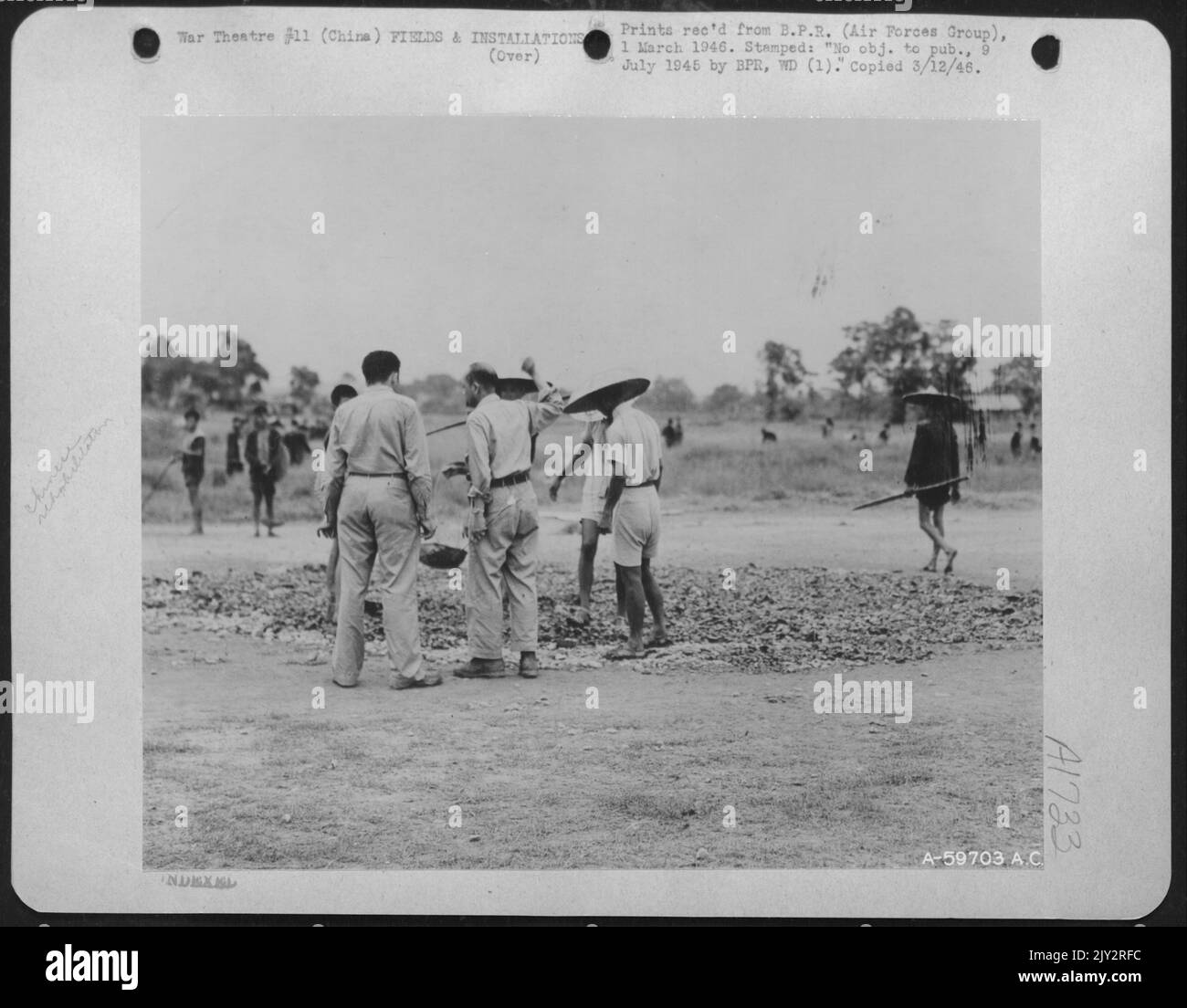 Quatre jours après que les Japonais ont quitté la base aérienne de Nanning en Chine avec ses cratères, fossés et mines terrestres de bombe, les 14th ingénieurs de l'aviation AF avaient arrondi près d'Un millier de refroidissemés et à la fin de la semaine, les fossés ont été remplis et les cratères de bombe Neut Banque D'Images